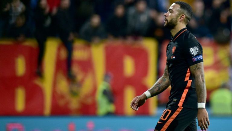 Memphis Depay en acción con Holanda