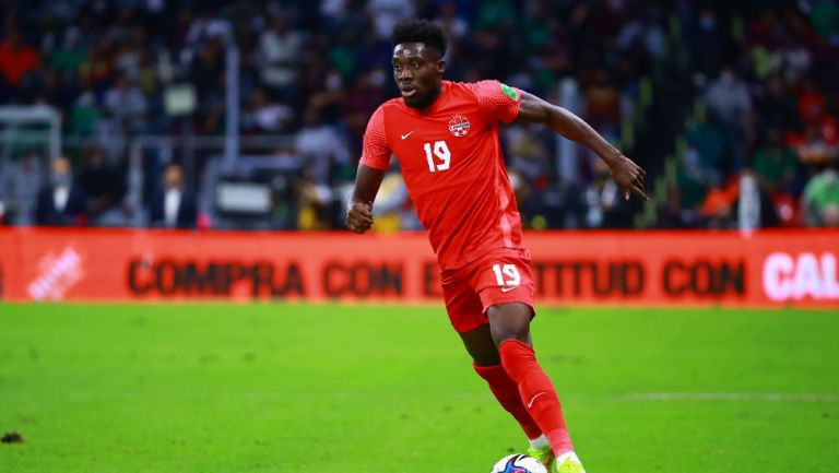 Alphonso Davies durante un partido con Canadá