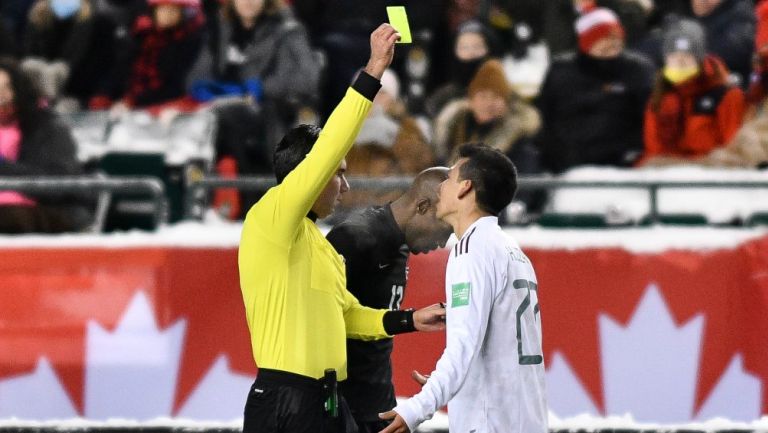 Chucky Lozano siendo amonestado vs Canadá