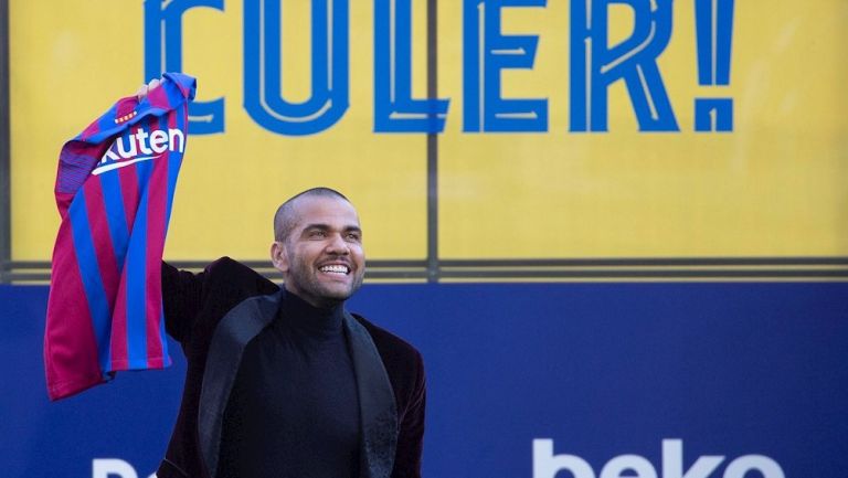 Dani Alves en su presentación con el Barcelona