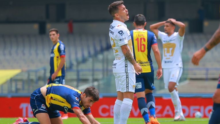 Cristian Battocchio reacciona durante partido ante San Luis