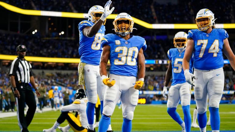 Jugadores de los Chargers festejan un touchdown