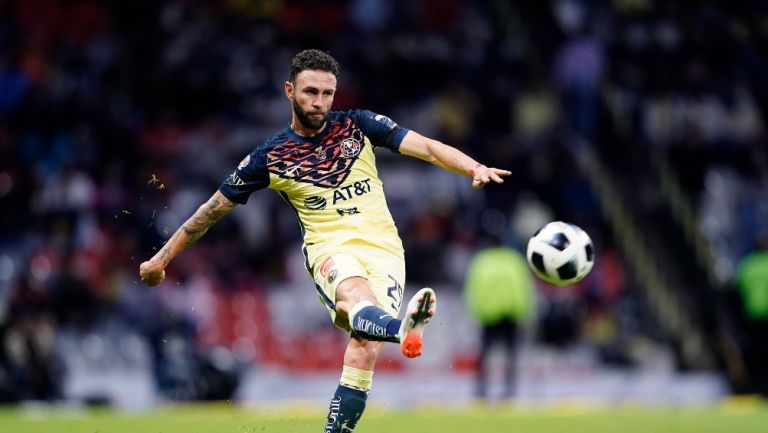 Miguel Layún durante un partido con América