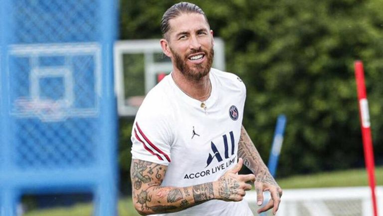 Sergio Ramos en una práctica con los parisinos