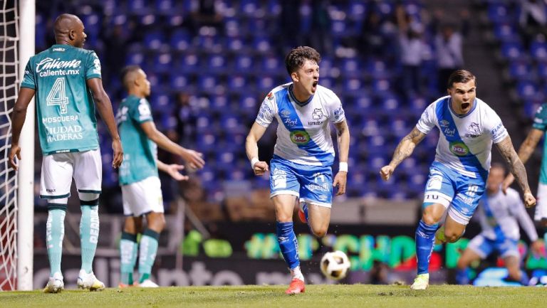 Jugadores del Puebla celebran anotación sobre León