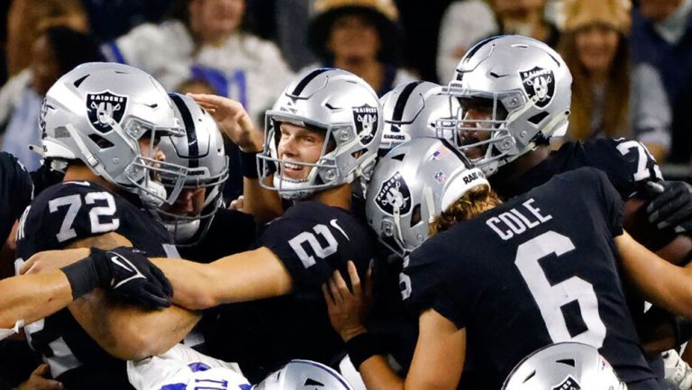 Jugadores de Raiders festejan la victoria contra Dallas 