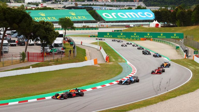 Monoplazas corren en el Circuito de Barcelona-Cataluña