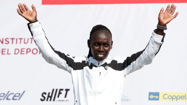 Lucy Cheruiyot luego de ganar el Maratón de la Ciudad de México