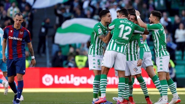 Jugadores del Betis celebran gol vs Levante