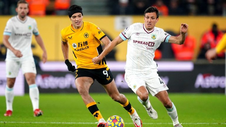 Raúl Jiménez en acción frente al Burnley