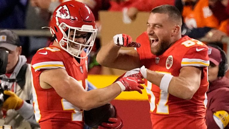 Jugadores de los Chiefs, tras anotar un touchdown