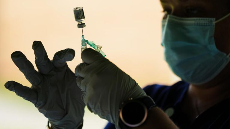 Una enfermera prepara una vacuna con la fórmula de Pfizer