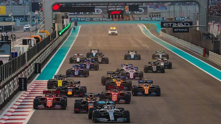 Monoplazas recorren el Circuito de Yas Marina