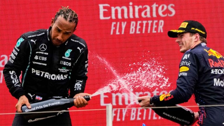 Lewis Hamilton y Max Verstappen tras un GP de Fórmula Uno