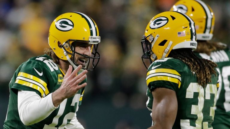 Rodgers y compañía celebran ante los Bears