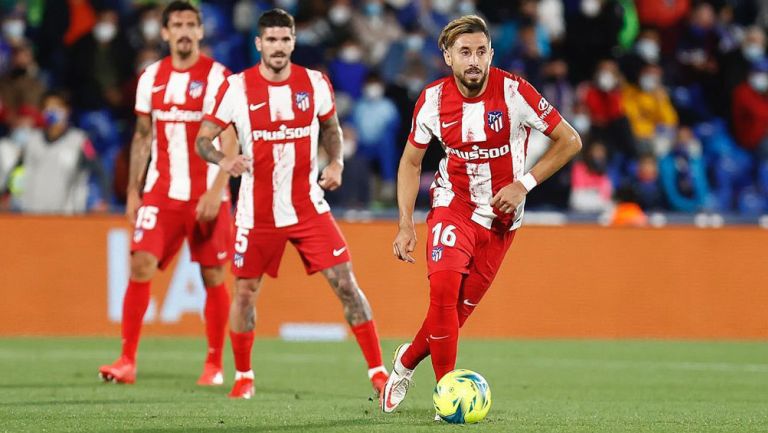 Herrera durante un duelo con el Atlético 