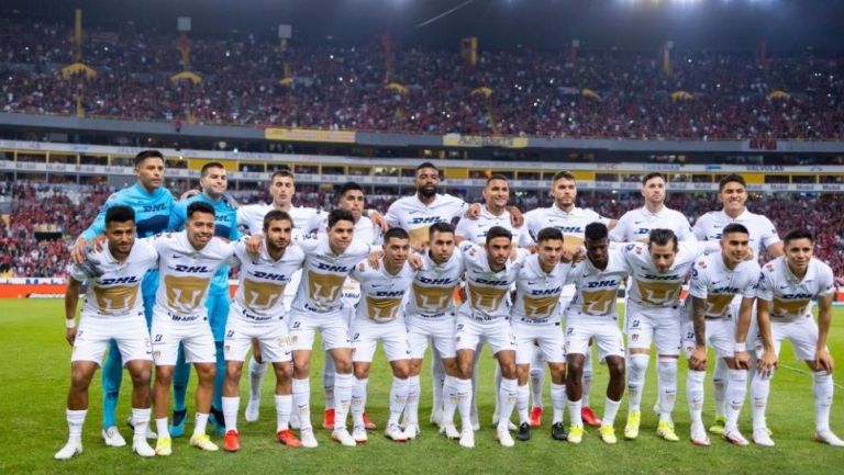 Pumas posando con equipo completo