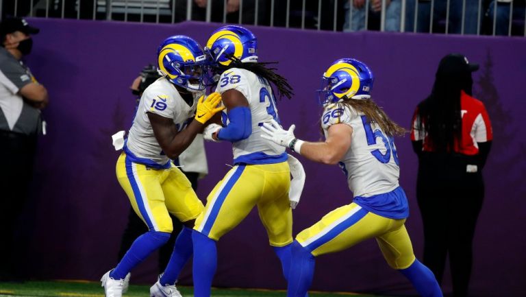 Jugadores de los Rams festejando un TD