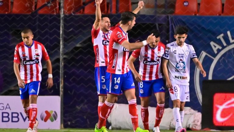 Jugadores de Atlético de San Luis en festejo