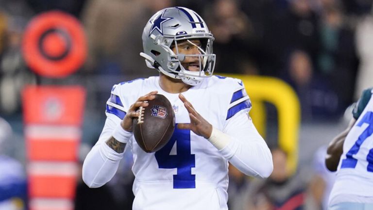 Dak Prescott se prepara para lanzar el ovoide