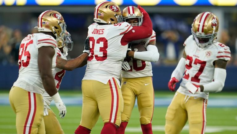 Jugadores de los 49ers celebran su pase a los Playoffs