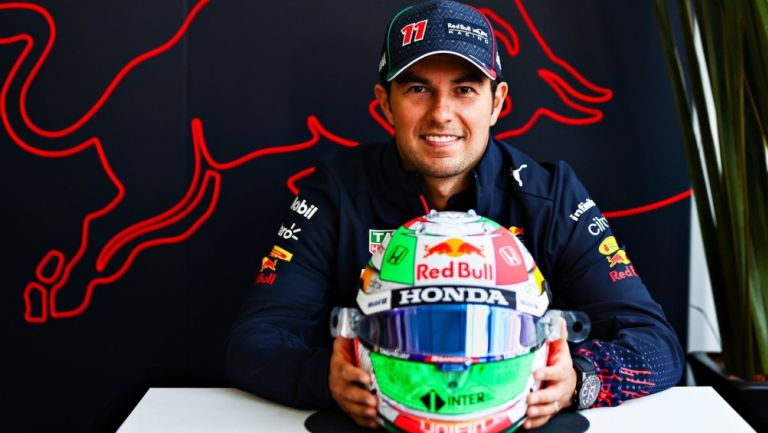 Checo Pérez posa con Red Bull