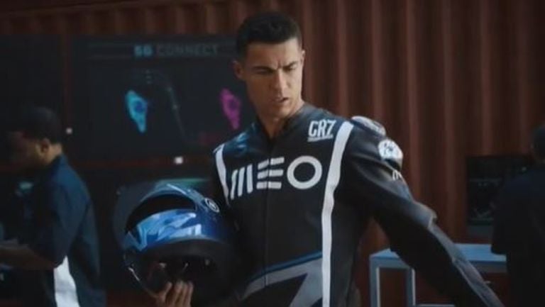 Video Cristiano Ronaldo se sube a una moto para comercial de telecomunicaciones