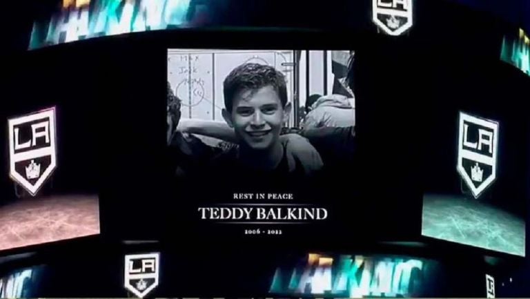 Teddy Balkind siendo conmemorado en un partido de Los Angeles Kings 