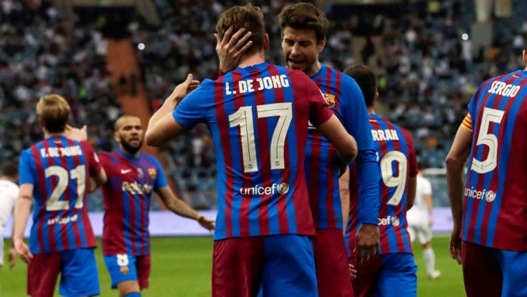 Piqué festeja un tanto con Luuk de Jong 