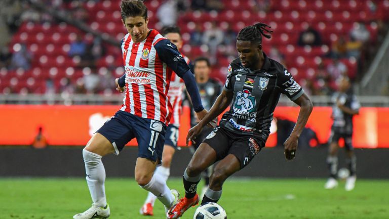 Brizuela y Hurtado pelean un balón en Liga MX