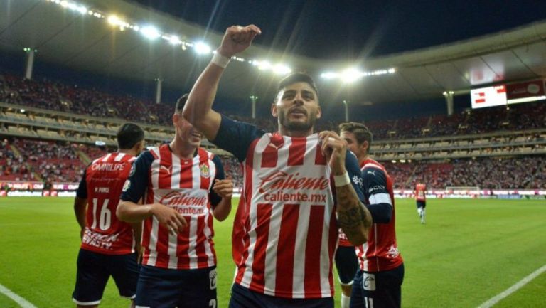 Alexis Vega en festejo con Chivas