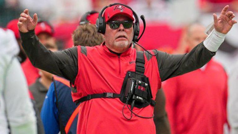 Bruce Arians, molesto tras una decisión 