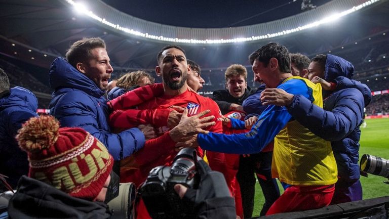 Jugadores del Atlético festejan remontada ante Valencia