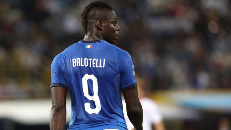 Mario Balotelli jugando partido con la Selección de Italia