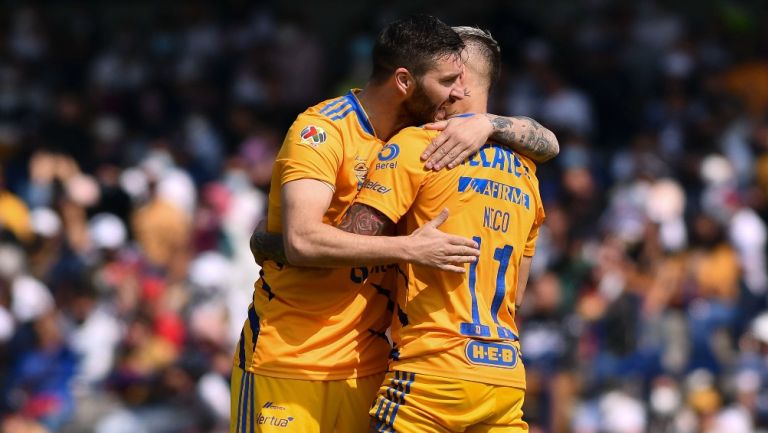 Gignac celebrando su gol junto al Diente López