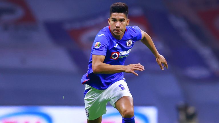 Pol Fernández durante un duelo con Cruz Azul 