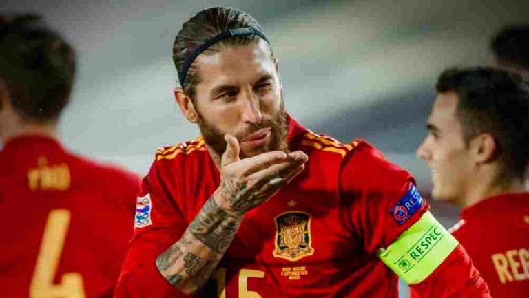 Sergio Ramos celebrando un gol con España