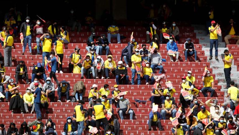 Aficionados en las gradas del Estadio Rodrigo Paz Delgado