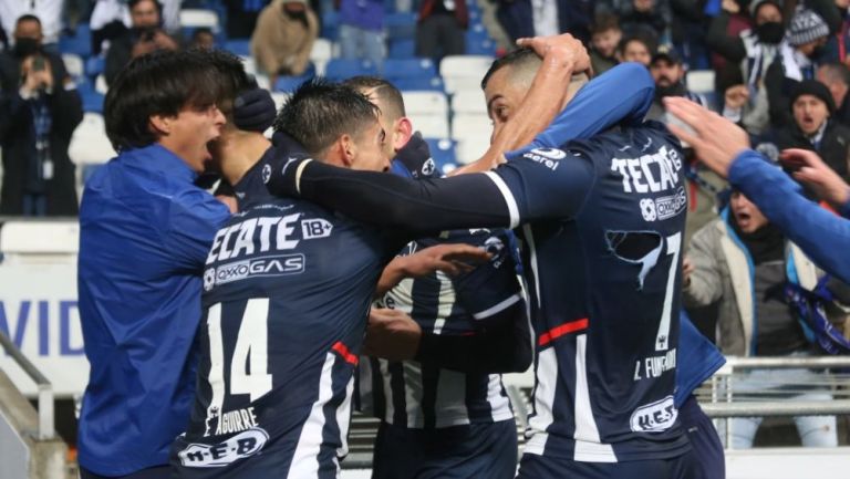 Jugadores de Rayados festejando un gol a favor