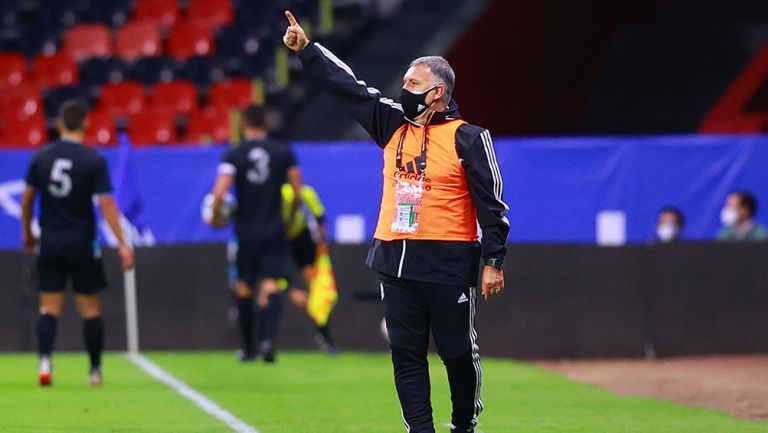 El Tata Martino durante un partido en el Azteca