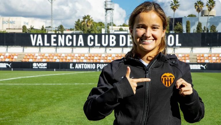 Sofía Álvarez en su presentación oficial con el Valencia Femenil