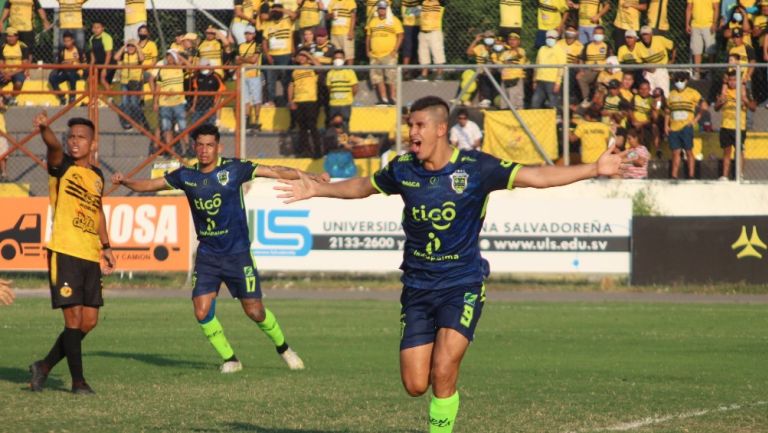 Jahir Barraza festejando un gol con el Santa Tecla