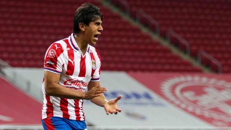 JJ Macías en un partido con Chivas