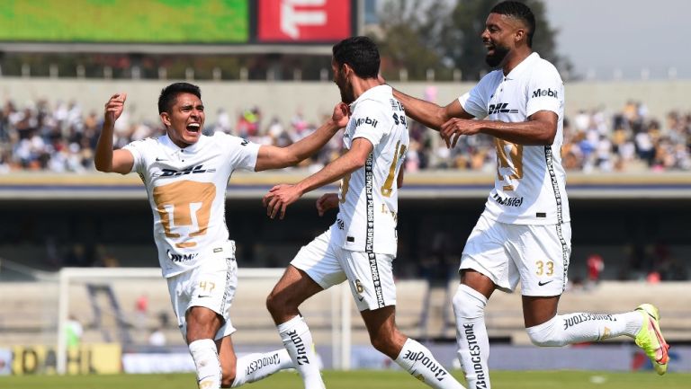 Pumas celebra durante partido ante Tigres