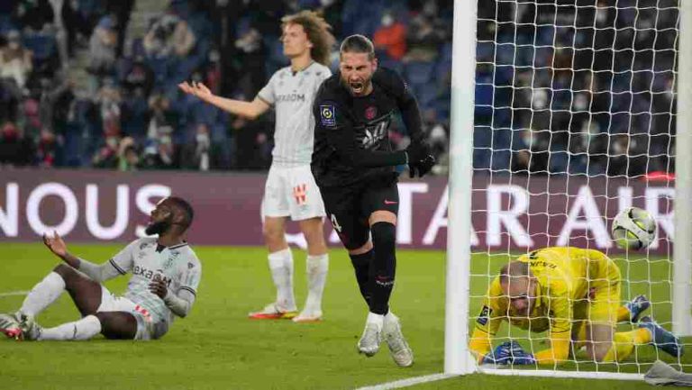 Sergio Ramos celebrando un gol con PSG 