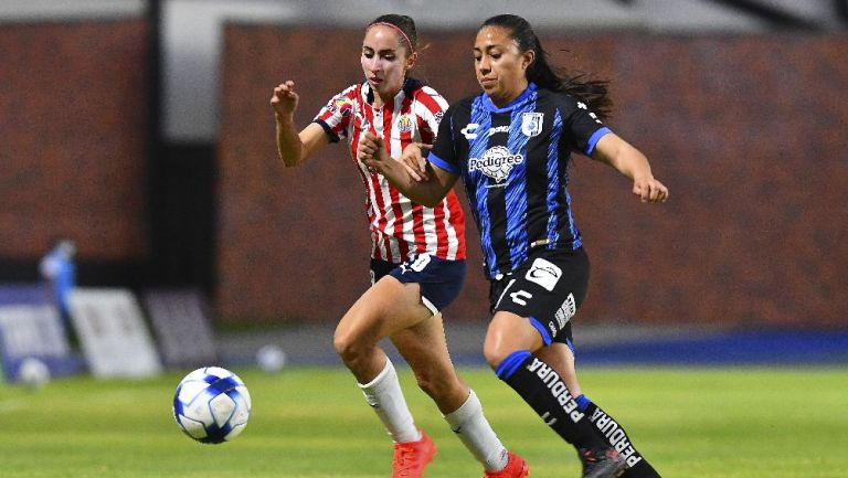 Queretaro jugando partido ante Chivas en la Liga MX Femenil