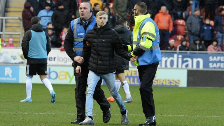 Aficionado es detenido tras invadir terreno de juego en League One