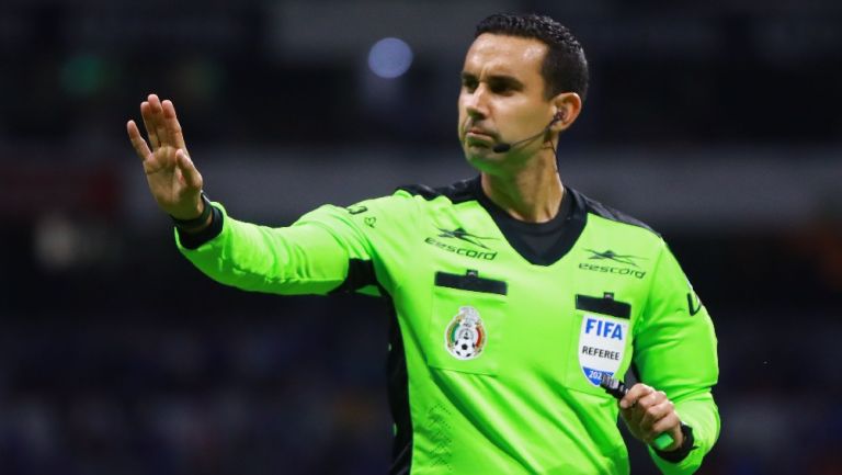 César Arturo Ramos Palazuelos pitando partido en la Liga MX