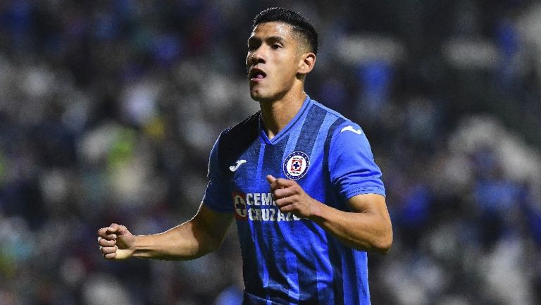 Uriel Antuna festejando gol con Cruz Azul ante el León