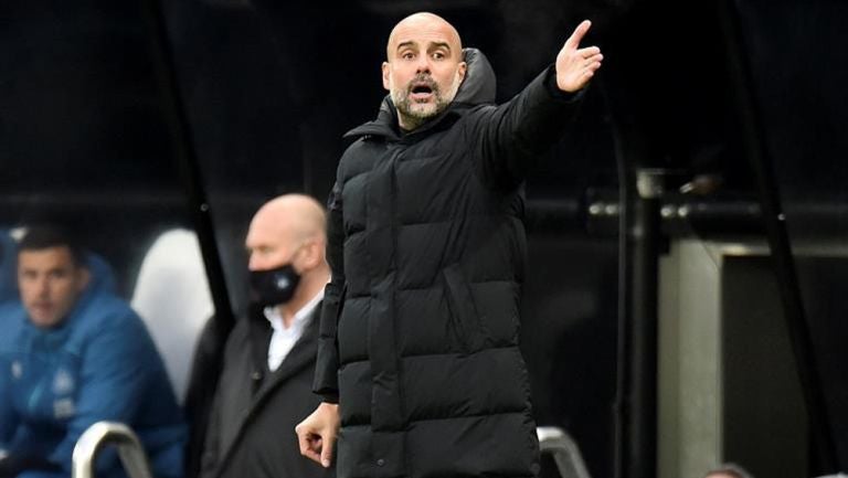 Pep Guardiola durante un partido con el City